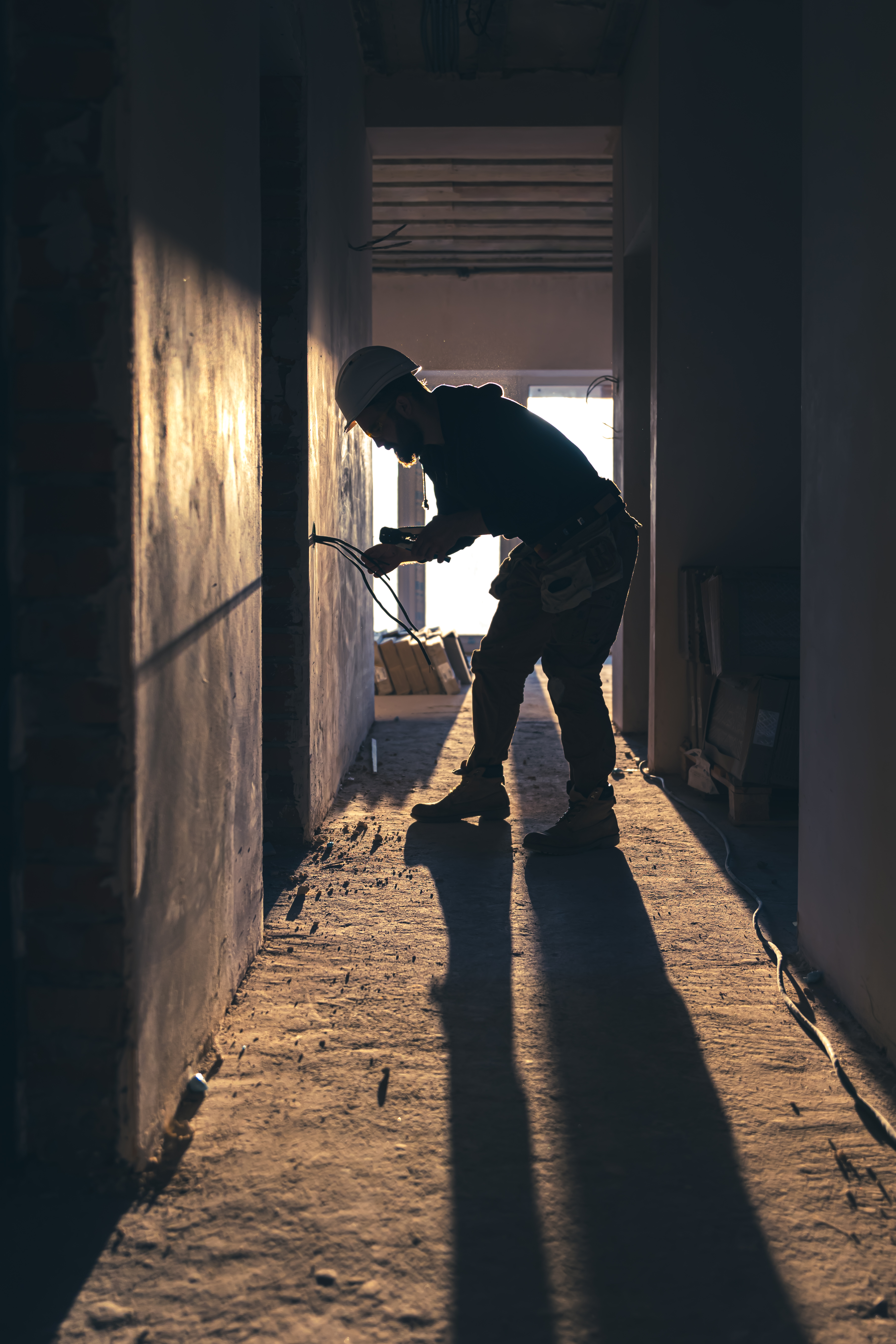 Operaio al lavoro in un corridoio di cantiere